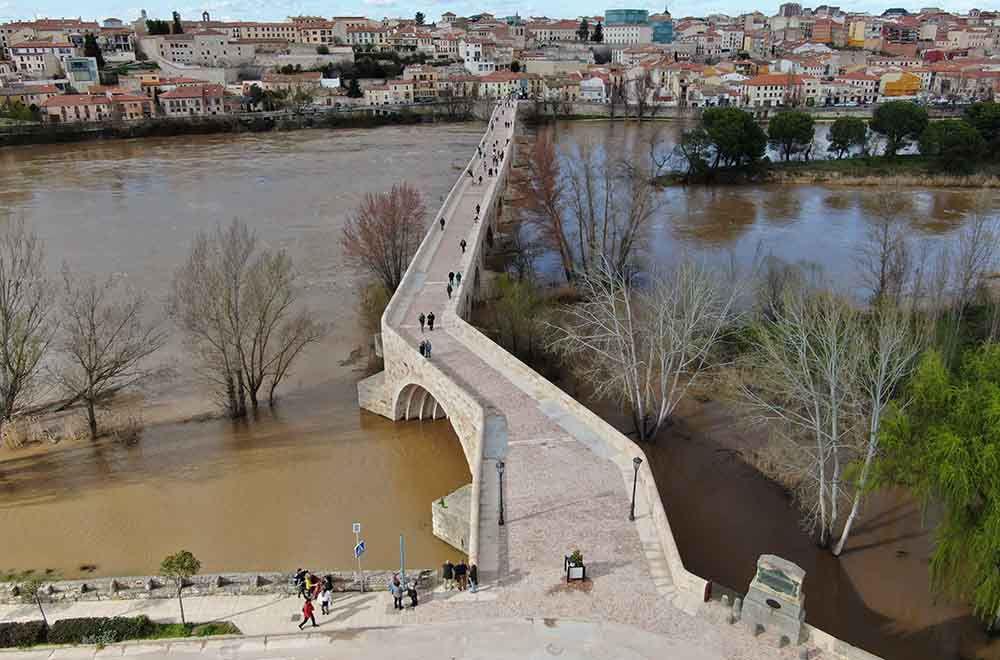 Puente sobre río crecido