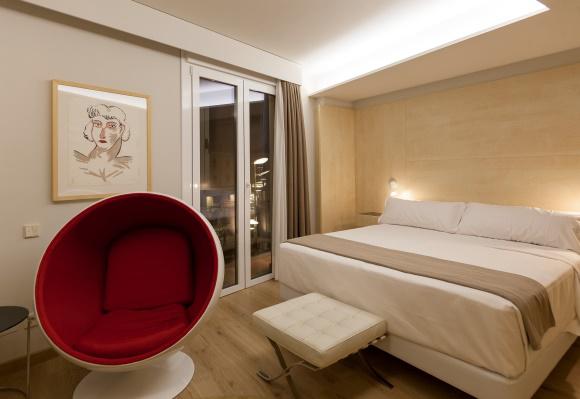 Habitación moderna con sillón rojo