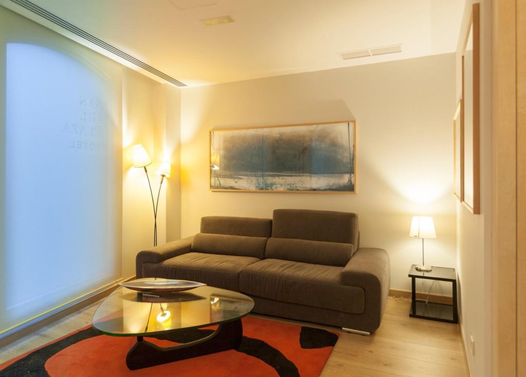 Sala de estar moderna y acogedora