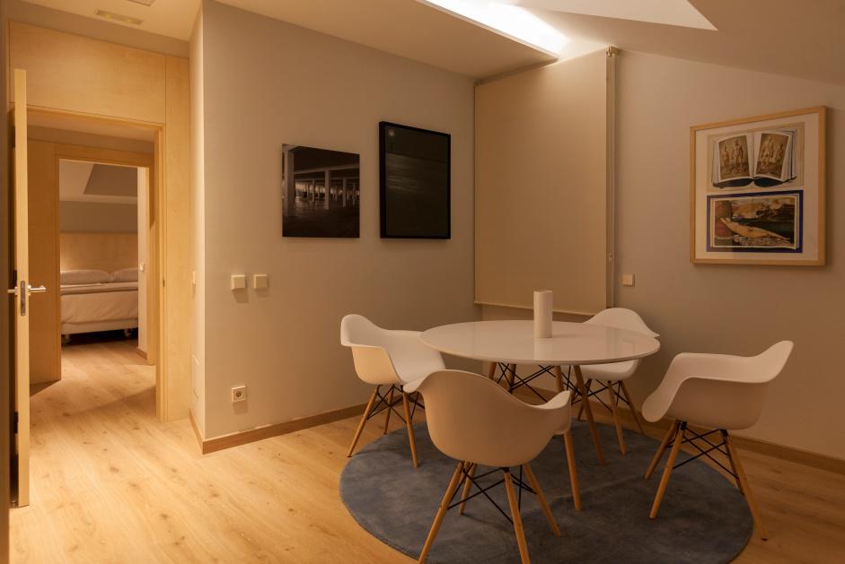 Sala moderna con mesa blanca