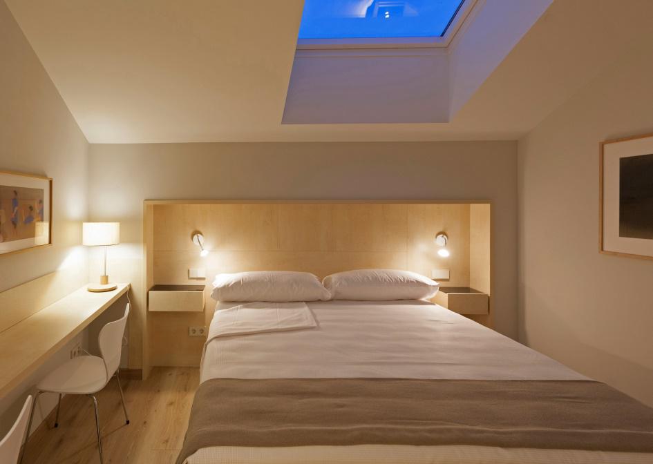 Habitación moderna con luz natural